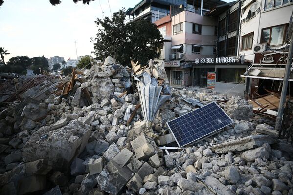 "Asrın felaketi" olarak nitelenen Kahramanmaraş merkezli, 10 ili etkileyen depremin etkilediği Hatay'da bulunan tarihi camiler ve binaların kimi kısmen zarar görürken kimi yıkıldı. Kentin önemli simgelerinden olan ve 16. yüzyılda Memlükler tarafından inşa edilen Ulu Cami de tamamen yıkıldı. Hatay'ın merkez Antakya ilçesinde Kurtuluş Caddesi'nde bulunan, 16. yüzyılda yapıldığı bilinen tarihi Sarımiye Camisi de depremin yıkıcı etkisinden nasibini aldı.  - Sputnik Türkiye