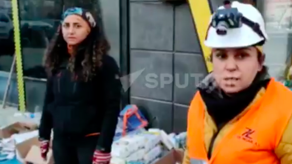 Nazilli’den gelen arama kurtarma gönüllüleri, Antakya’da afetzedelere ihtiyaç malzemeleri dağıtıyor - Sputnik Türkiye