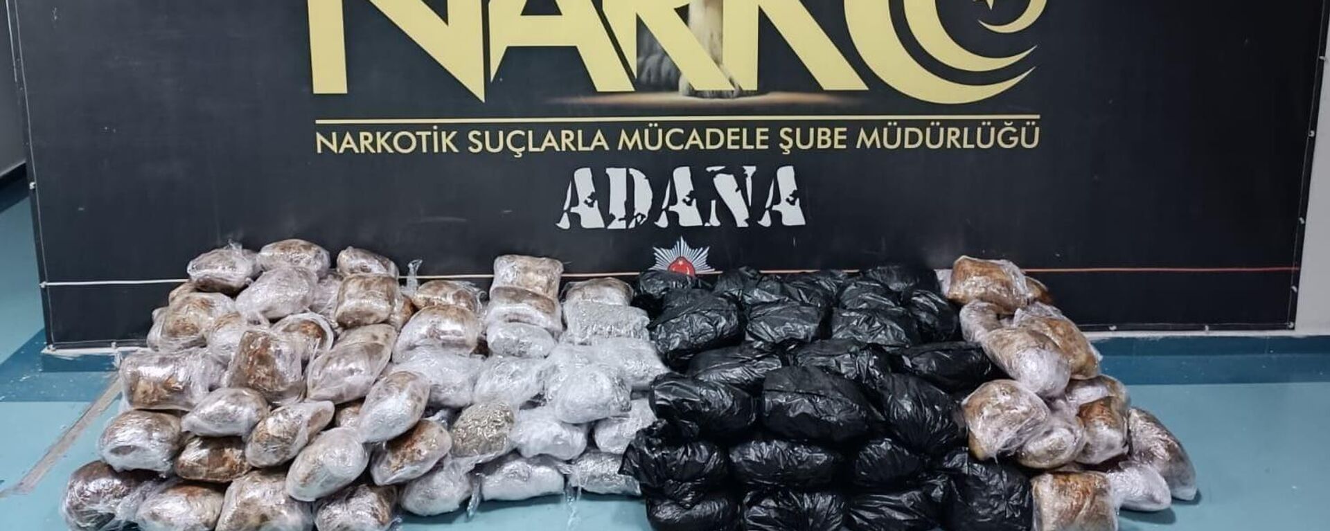 Adana polisi 'Depremzedelere yardım götürüyoruz' bahanesiyle 107 kilo 100 gram esrar taşıyan iki şüpheliyi yakaladı. - Sputnik Türkiye, 1920, 12.02.2023