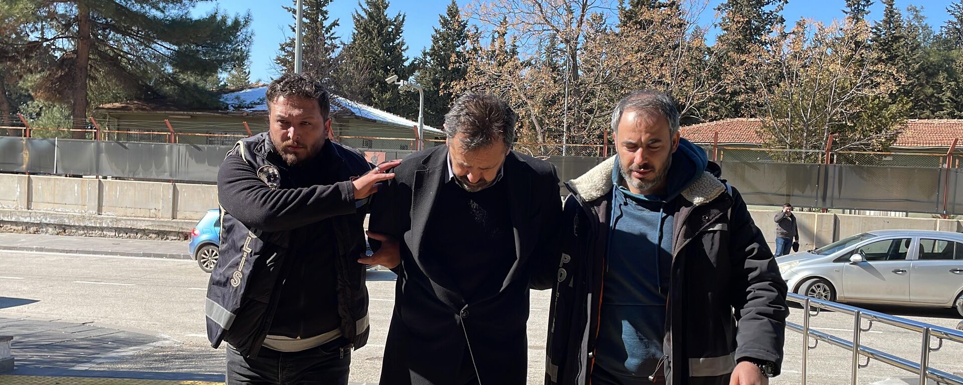 Kahramanmaraş merkezli depremde yıkılan Gaziantep'teki sitenin müteahhidi ve fenni mümessili Mehmet Ertan Akay tutuklandı. - Sputnik Türkiye, 1920, 12.02.2023