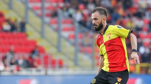 İspanya 3. Lig ekiplerinden CF Intercity ile geçtiğimiz ay sözleşme imzalayan Emre Çolak, futbolu bıraktığını açıkladı.  - Sputnik Türkiye