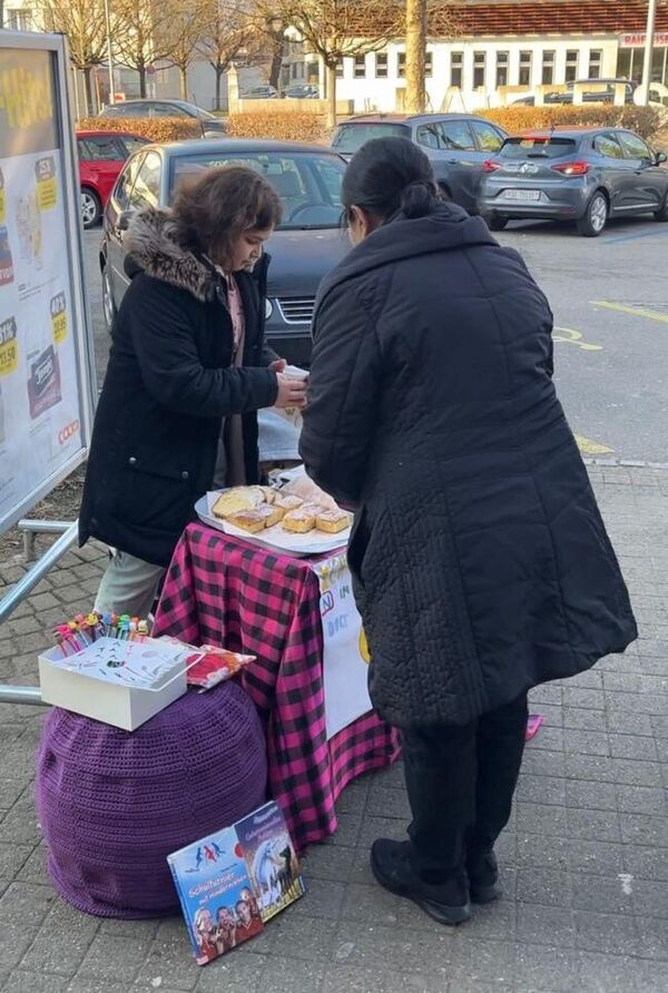 İsviçre'de ilkokul öğrencisi Türk kuzenler depremzedelere yardım için kek satıyor - Sputnik Türkiye