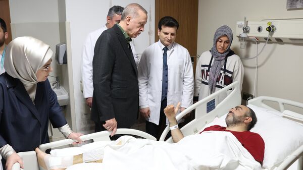 Cumhurbaşkanı Recep Tayyip Erdoğan depremzedeleri Başakşehir Çam ve Sakura Şehir Hastanesi'nde ziyaret etti. - Sputnik Türkiye