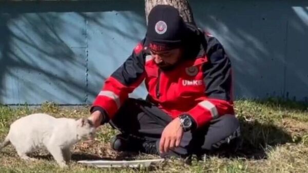 Deprem bölgesinde görev yapanlar arasında yer alan Ulusal Medikal Kurtarma Ekibi (UMKE) personeli İlyas Yıldır - Sputnik Türkiye
