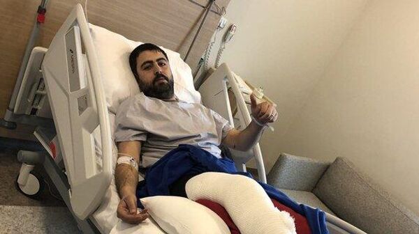 Yıkılan otel enkazında bulduğu testere sayesinde hayatta kalan Adnan Fırat Akbayram,  - Sputnik Türkiye