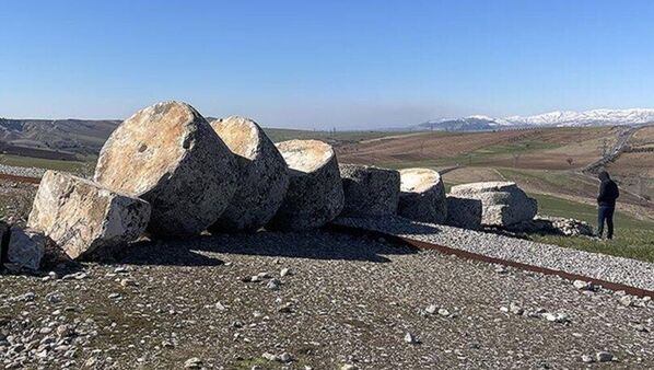 Depremde 2 bin yıllık 'Tokalaşma Sütunu' yıkıldı - Sputnik Türkiye