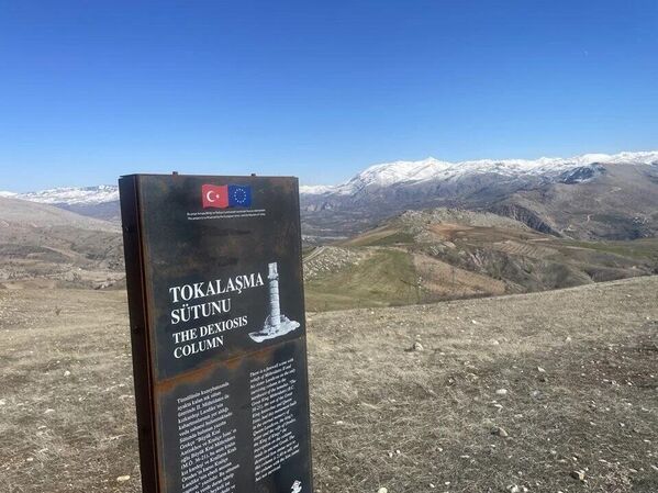 Depremde 2 bin yıllık 'Tokalaşma Sütunu' yıkıldı - Sputnik Türkiye