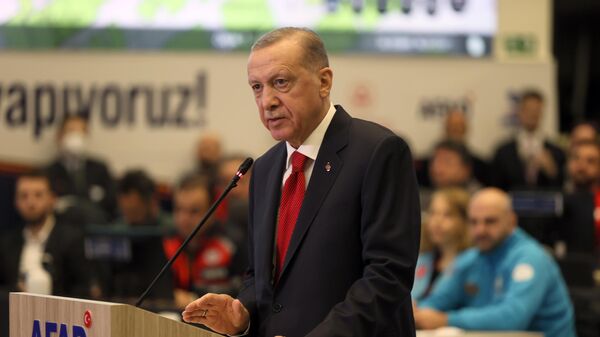 Cumhurbaşkanı Recep Tayyip Erdoğan, Kahramanmaraş merkezli depremlerin koordine edildiği AFAD Merkez Binası'ndaki Kabine Toplantısı'nın ardından açıklamalarda bulundu.  - Sputnik Türkiye