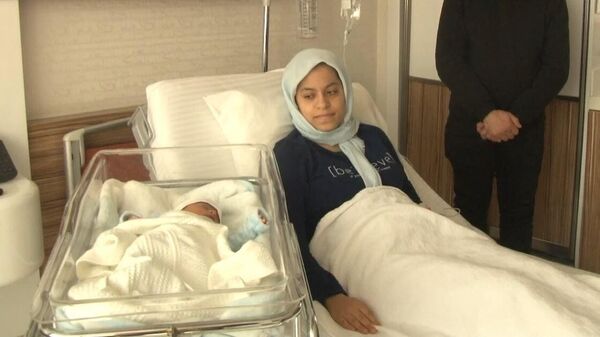 9 aylık hamile eşini deprem sırasında balkondan atarak kurtardı - Sputnik Türkiye