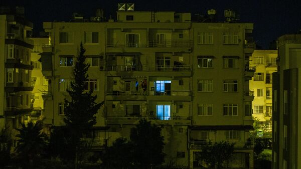 Hatay'ın İskenderun ilçesinde, depremlerden sonra kimsenin bulunmadığı bazı dairelerin ışıkları açık kaldı. - Sputnik Türkiye