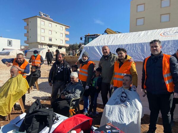 Gönüllü kuaförlerden deprem bölgesinde kişisel bakım hizmeti - Sputnik Türkiye
