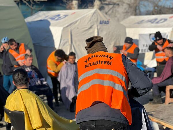 Gönüllü kuaförlerden deprem bölgesinde kişisel bakım hizmeti - Sputnik Türkiye