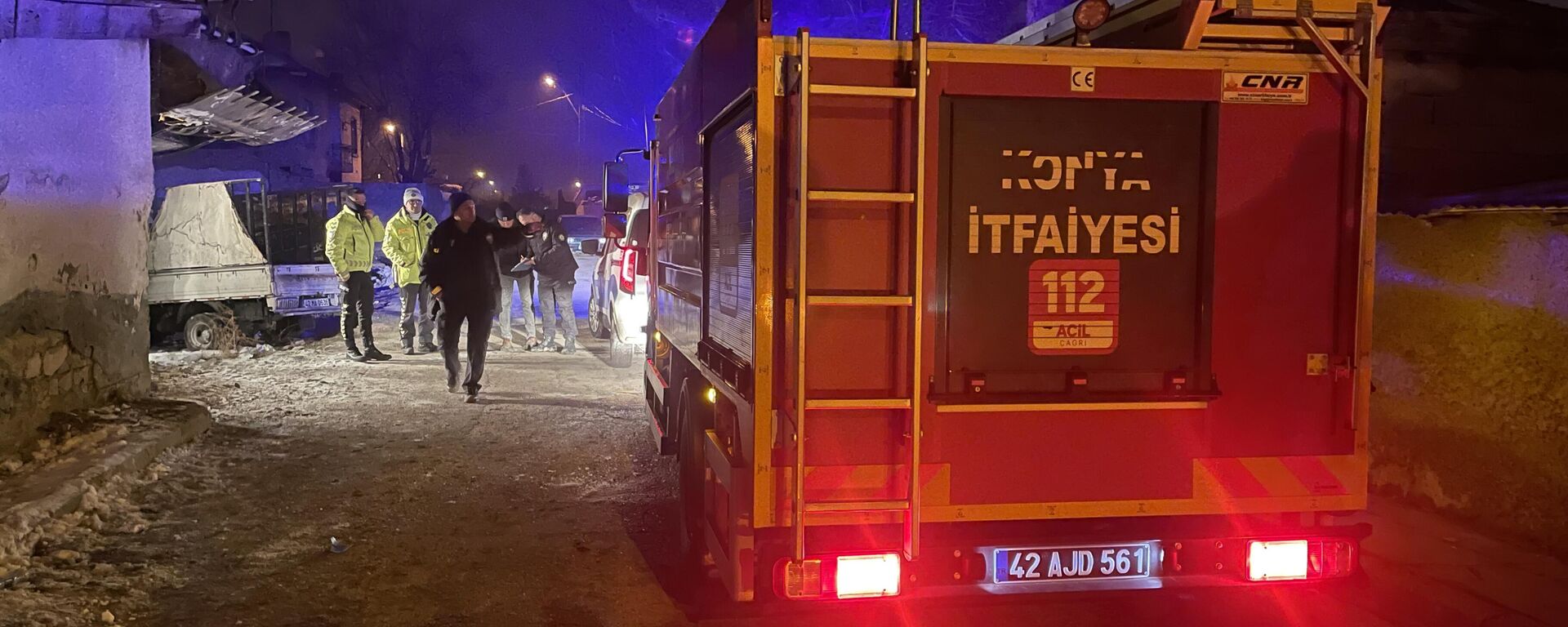 Konya'da yangın çıkan müstakil evin çatısının çökmesi sonucu depremzede oldukları öğrenilen 7 yabancı uyruklu hayatını kaybetti. İtfaiye ekipleri yangına müdahale etti. - Sputnik Türkiye, 1920, 17.02.2023