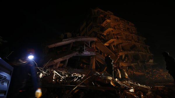  Kahramanmaraş merkezli depremlerden etkilenen Hatay'da çok sayıda bina hasar gördü veya yıkıldı. Arama kurtarma ekipleri gece saatlerinde de yıkılan binalarda çalışmalarını sürdürdü. - Sputnik Türkiye