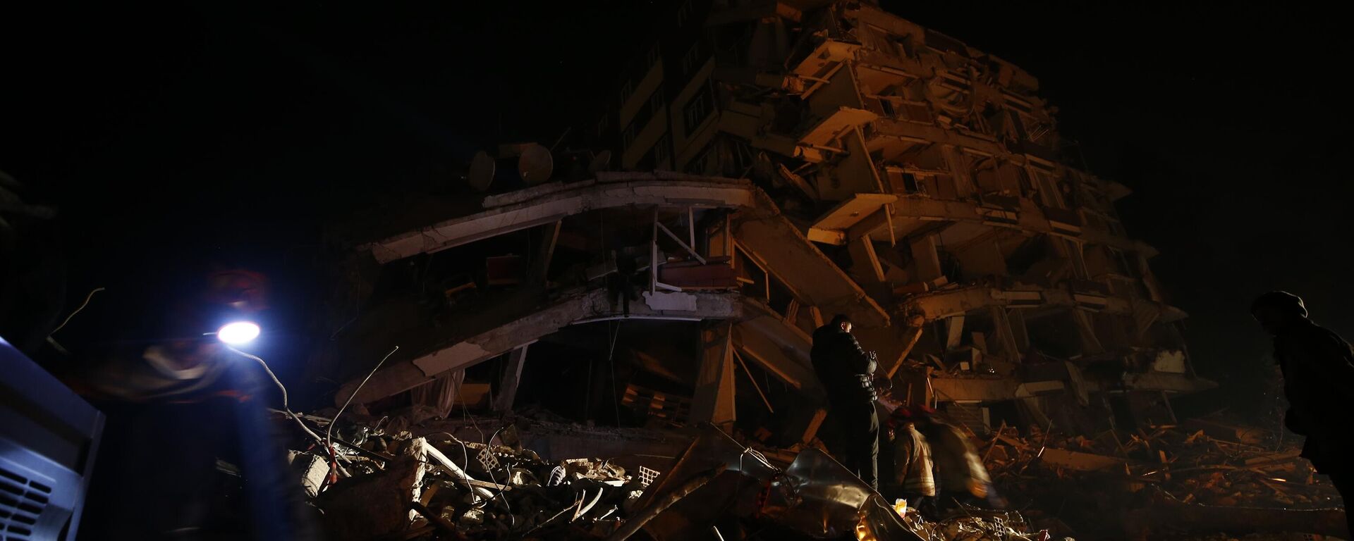  Kahramanmaraş merkezli depremlerden etkilenen Hatay'da çok sayıda bina hasar gördü veya yıkıldı. Arama kurtarma ekipleri gece saatlerinde de yıkılan binalarda çalışmalarını sürdürdü. - Sputnik Türkiye, 1920, 17.02.2023