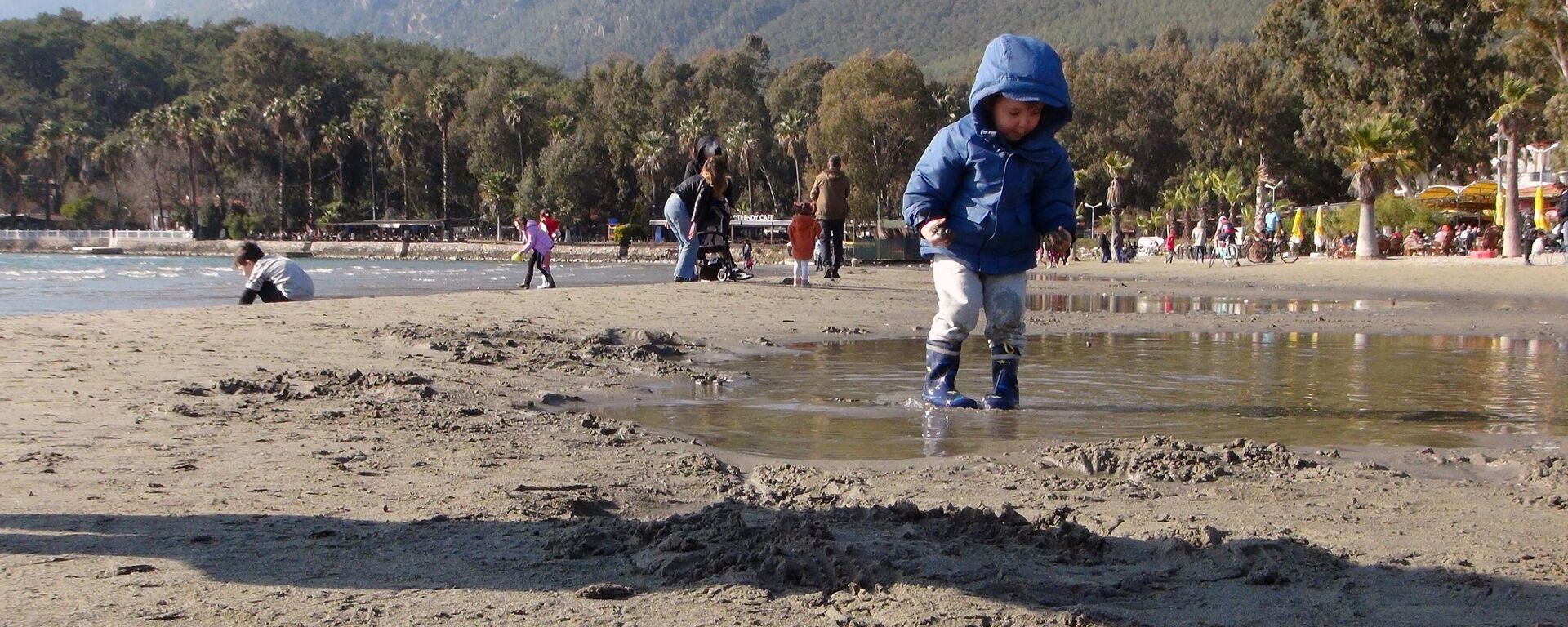 Muğla'nın sakin kent unvanlı Akyaka Mahallesi'nde deniz suyunun bir haftadır iç kesimlere çekilişi devam ediyor. Bir hafta önce 15 metre olan deniz suyu çekilmesi 50 metreye ulaştı. - Sputnik Türkiye, 1920, 18.02.2023