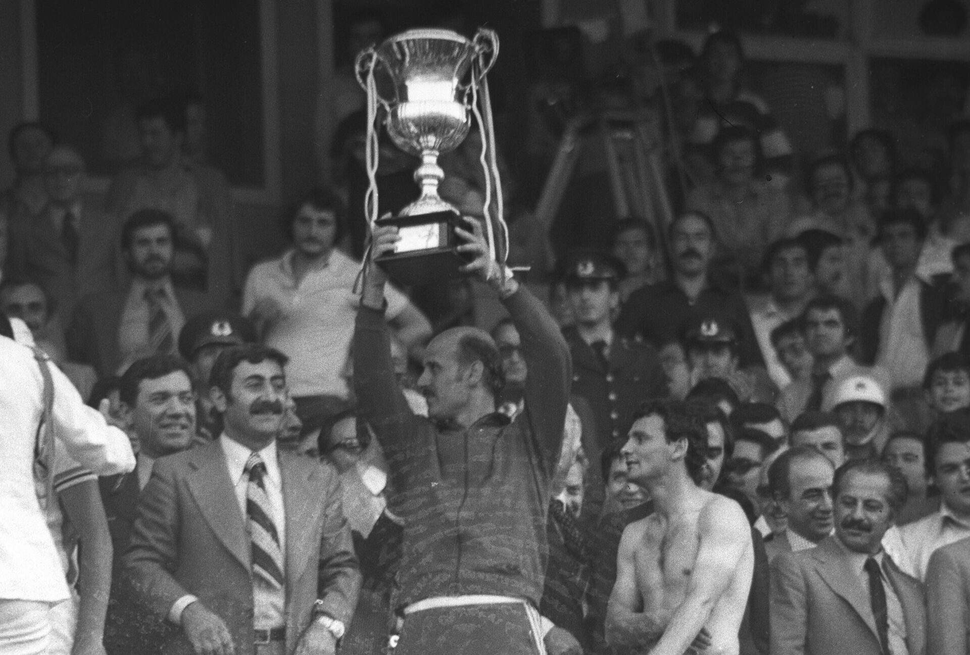  13 Haziran 1978'de Trabzonspor ile Fenerbahçe Cumhurbaşkanlığı Kupası için karşılaşmıştı. Trabzonspor Fenerbahçe'yi 1-0 yenerek kupayı kazanmıştı. Trabzonspor Teknik Direktörü Özyazıcı, kupayı kaldırırken.  - Sputnik Türkiye, 1920, 19.02.2023