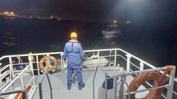Zeytinburnu önlerinde sürüklenen teknedeki iki kişi kurtarıldı.  - Sputnik Türkiye