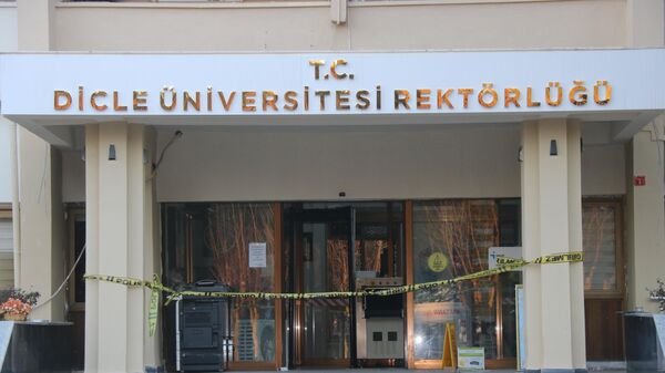 Depremde hasar gören Dicle Üniversitesi'nin rektörlük binası boşaltıldı - Sputnik Türkiye