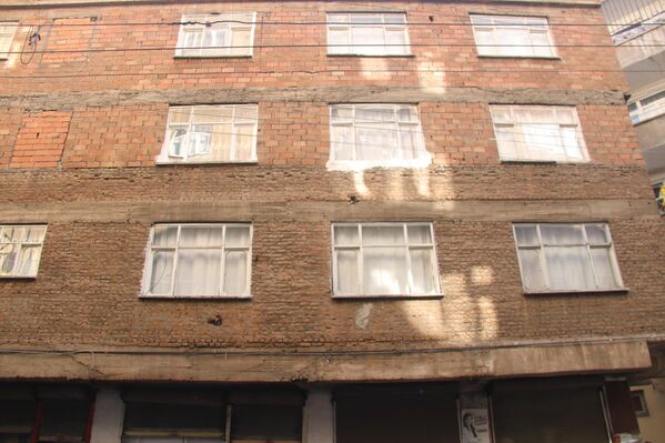 Diyarbakır'da giriş katı hariç kolonları olmayan bina depremlere rağmen ayakta - Sputnik Türkiye