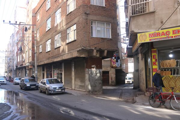 Diyarbakır'da giriş katı hariç kolonları olmayan bina depremlere rağmen ayakta - Sputnik Türkiye