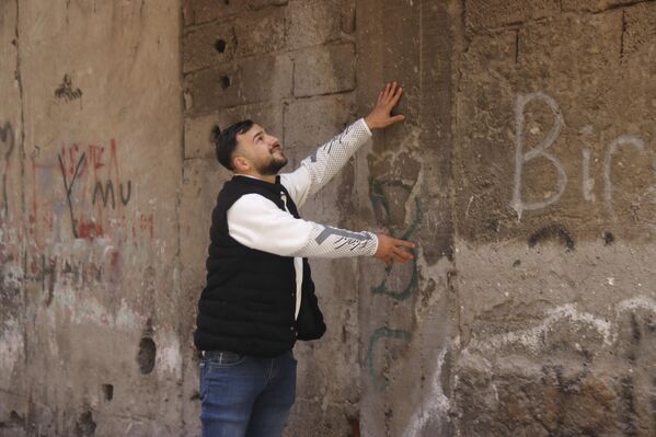 Diyarbakır'da giriş katı hariç kolonları olmayan bina depremlere rağmen ayakta - Sputnik Türkiye