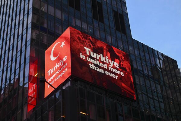 Times Meydanı'nda Türkiye'deki depremlerde hayatını kaybedenler anıldı - Sputnik Türkiye