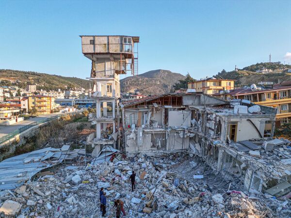 Narlıca Mahallesi Atatürk Caddesi'nde bulunan 4 katlı bir bina depremler sırasında çöktü.  - Sputnik Türkiye