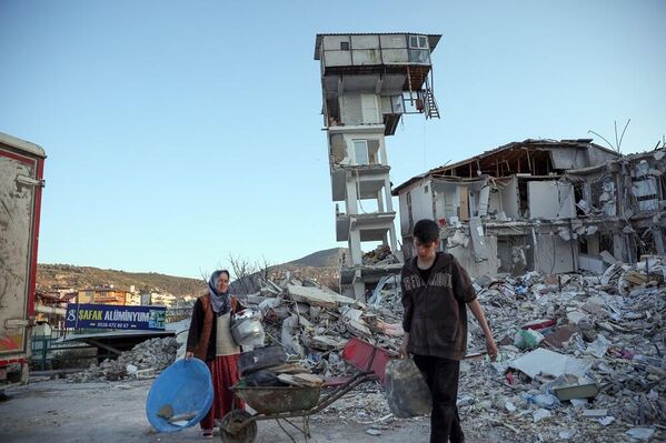 Binada yaşayan Enes Şafak, Anadolu Ajansı muhabirine, yıkılan apartmanın sakinlerinin depremlerden yaralı kurtulduğunu söyledi. - Sputnik Türkiye