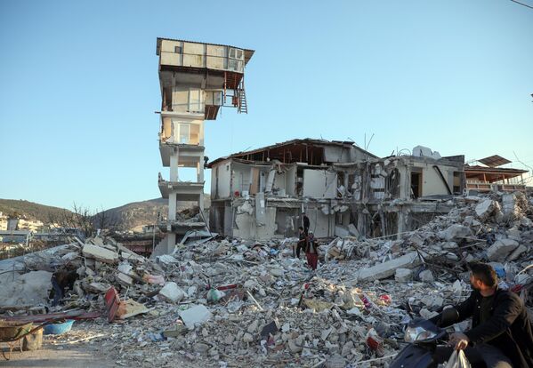 Bina çökmesine rağmen yanında ayakta kalan ek yapı görüntülendi. - Sputnik Türkiye