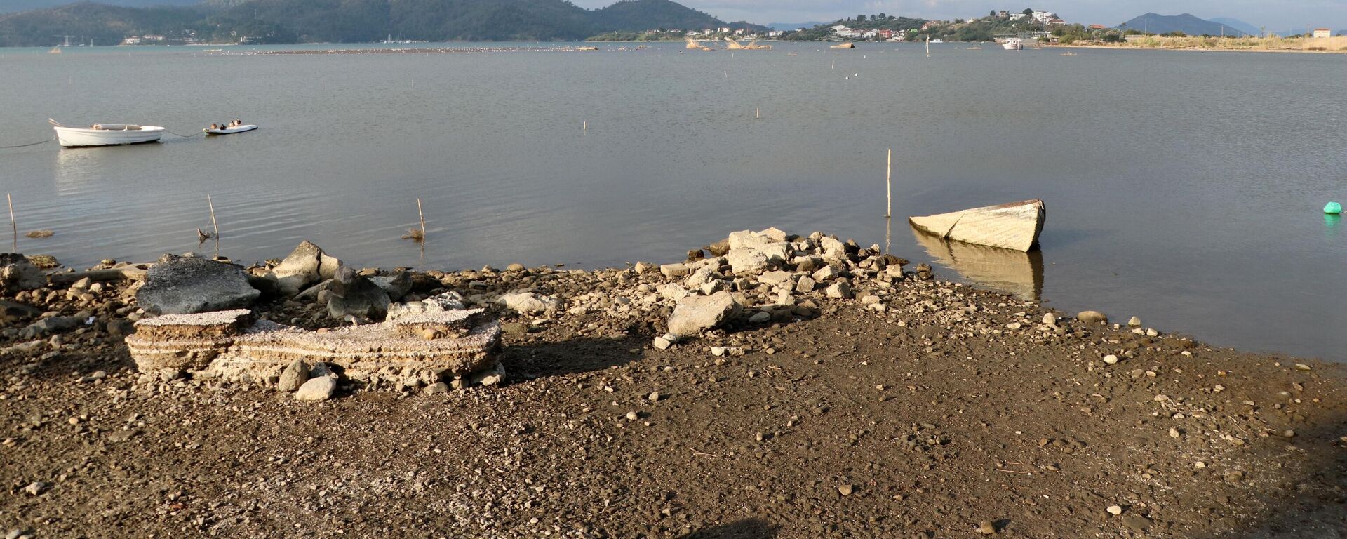 Fethiye'de deniz suyu 10 metre çekildi - Sputnik Türkiye, 1920, 20.02.2023