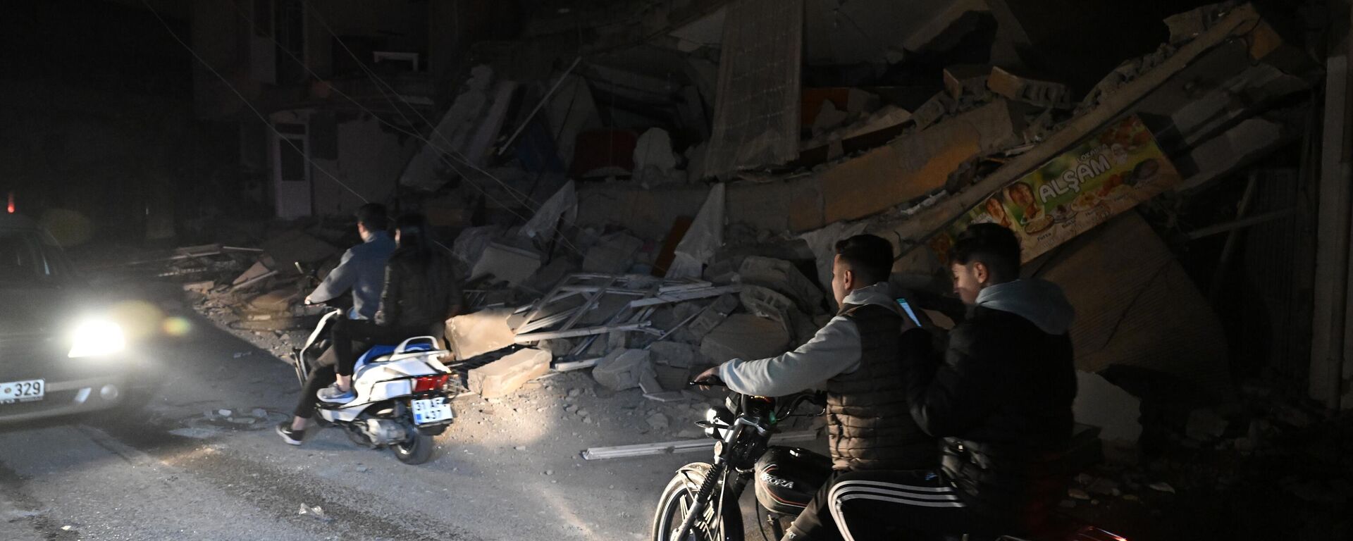 Hatay'ın Defne ilçesinde 6,4, Samandağ ilçesinde 5,8 büyüklüğünde iki deprem meydana geldi. Depremlerin ardından Hatay'ın İskenderun ilçesinde hasarlı bazı binaların yıkıldığı görüldü.
 - Sputnik Türkiye, 1920, 04.03.2023