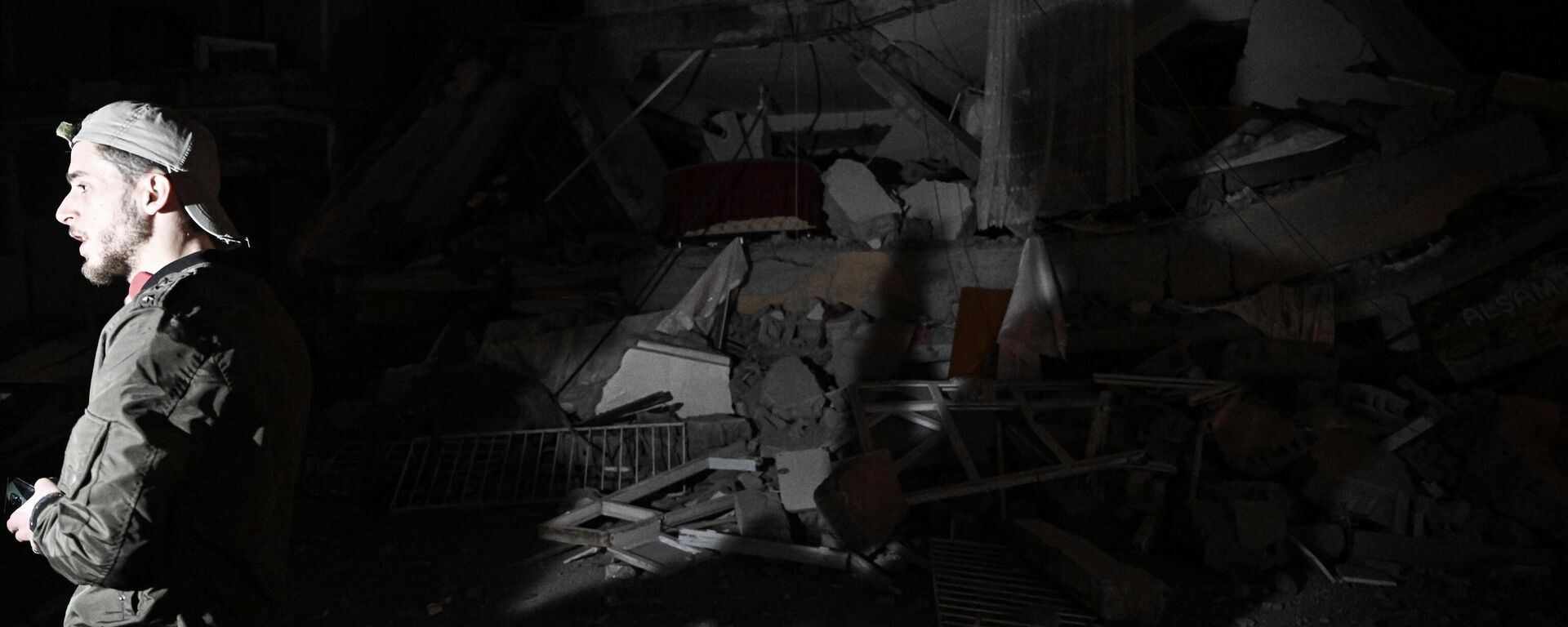 Hatay'ın Defne ilçesinde 6,4, Samandağ ilçesinde 5,8 büyüklüğünde iki deprem meydana geldi. Depremlerin ardından Hatay'ın İskenderun ilçesinde hasarlı bazı binaların yıkıldığı görüldü.  - Sputnik Türkiye, 1920, 20.02.2023