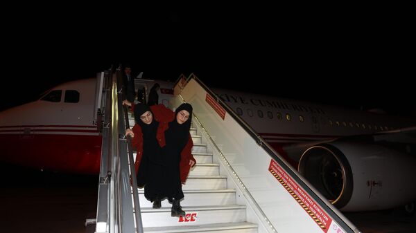 Kahramanmaraş'ta yaşayan siyam ikizleri Cumhurbaşkanlığı uçağıyla Ankara'ya getirildi - Sputnik Türkiye