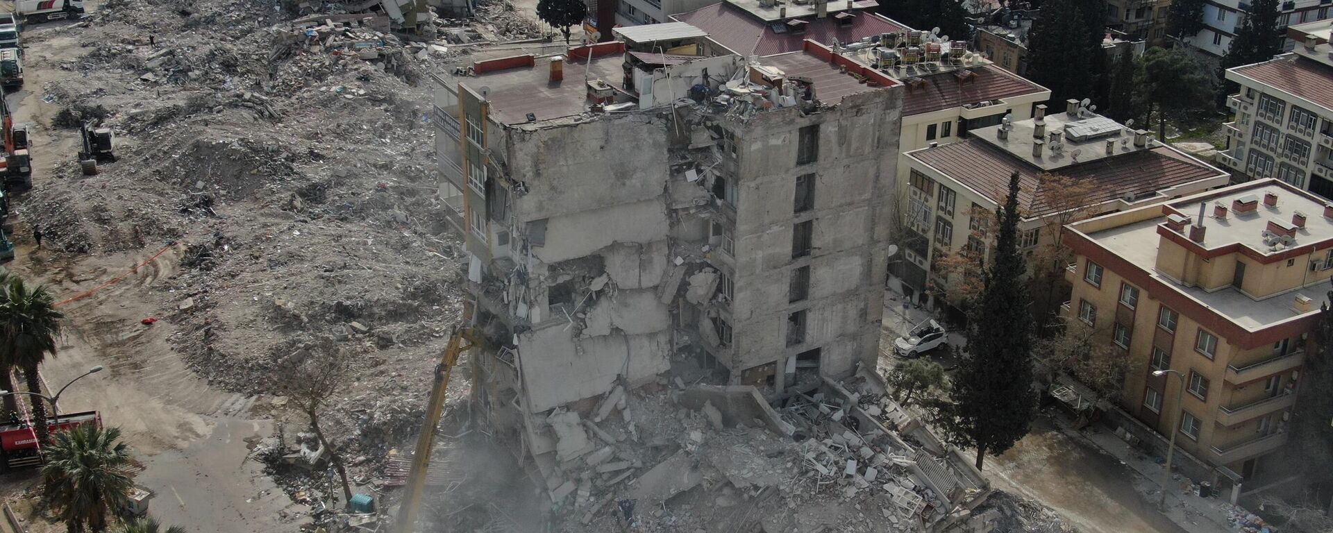 Ağır hasarlı binaların yıkımıyla ihmaller ortaya çıktı: ‘Aşırı derecede deniz kumu kullanılmış’ - Sputnik Türkiye, 1920, 22.02.2023