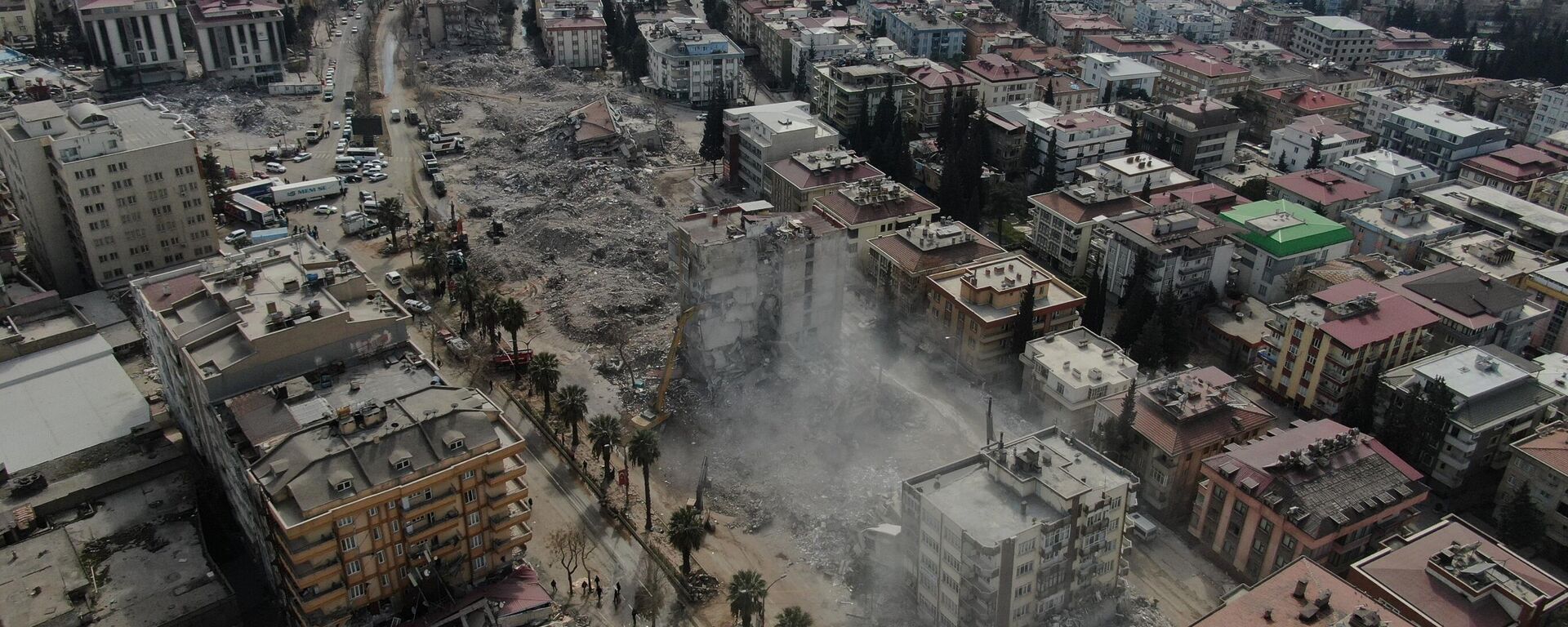 Ağır hasarlı binaların yıkımıyla ihmaller ortaya çıktı: ‘Aşırı derecede deniz kumu kullanılmış’ - Sputnik Türkiye, 1920, 07.03.2023
