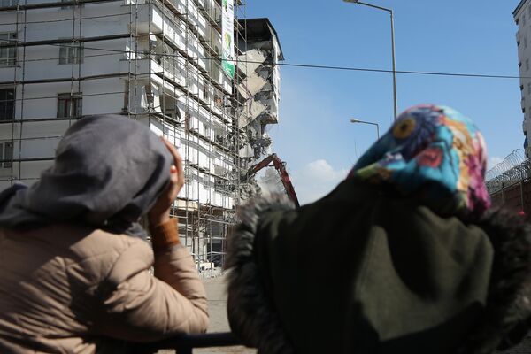 Evlerinin yıkılmasını izleyenler gözyaşlarına hakim olamadı: 'Hem canımızı hem malımızı kaybettik' - Sputnik Türkiye