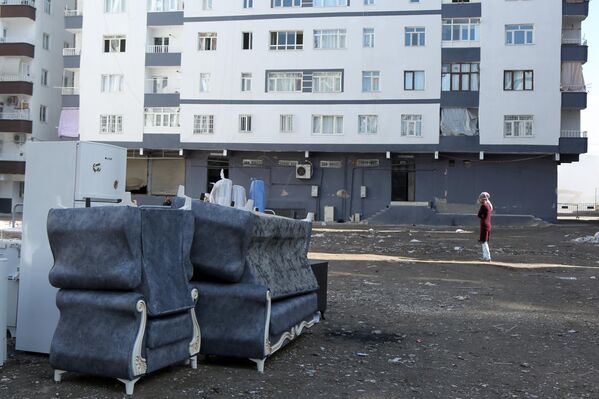 Evlerinin yıkılmasını izleyenler gözyaşlarına hakim olamadı: 'Hem canımızı hem malımızı kaybettik' - Sputnik Türkiye