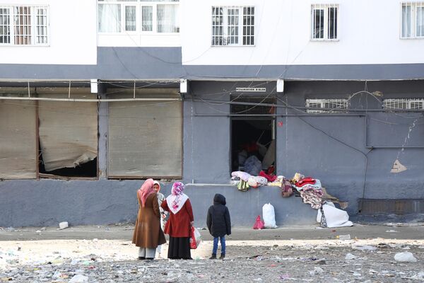 Evlerinin yıkılmasını izleyenler gözyaşlarına hakim olamadı: 'Hem canımızı hem malımızı kaybettik' - Sputnik Türkiye