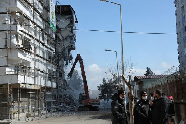 Evlerinin yıkılmasını izleyenler gözyaşlarına hakim olamadı: 'Hem canımızı hem malımızı kaybettik' - Sputnik Türkiye
