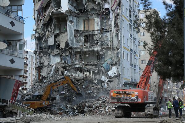 Evlerinin yıkılmasını izleyenler gözyaşlarına hakim olamadı: 'Hem canımızı hem malımızı kaybettik' - Sputnik Türkiye