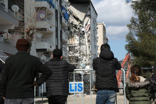 Evlerinin yıkılmasını izleyenler gözyaşlarına hakim olamadı: 'Hem canımızı hem malımızı kaybettik' - Sputnik Türkiye