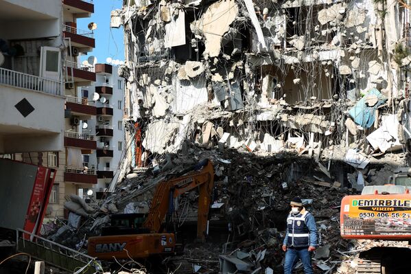 Evlerinin yıkılmasını izleyenler gözyaşlarına hakim olamadı: 'Hem canımızı hem malımızı kaybettik' - Sputnik Türkiye