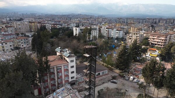 Bina yıkıldı, yangın merdiveni ayakta kaldı - Sputnik Türkiye