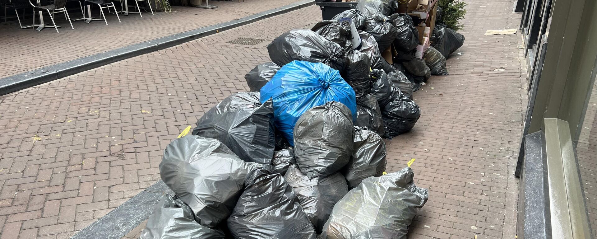 Hollanda'nın başkenti Amsterdam'da temizlik işçilerinin toplu iş sözleşmesindeki zam oranının iyileştirilmesi talebiyle başlattığı 1 haftalık grev nedeniyle sokaklarda çöp yığınları oluştu - Sputnik Türkiye, 1920, 21.02.2023