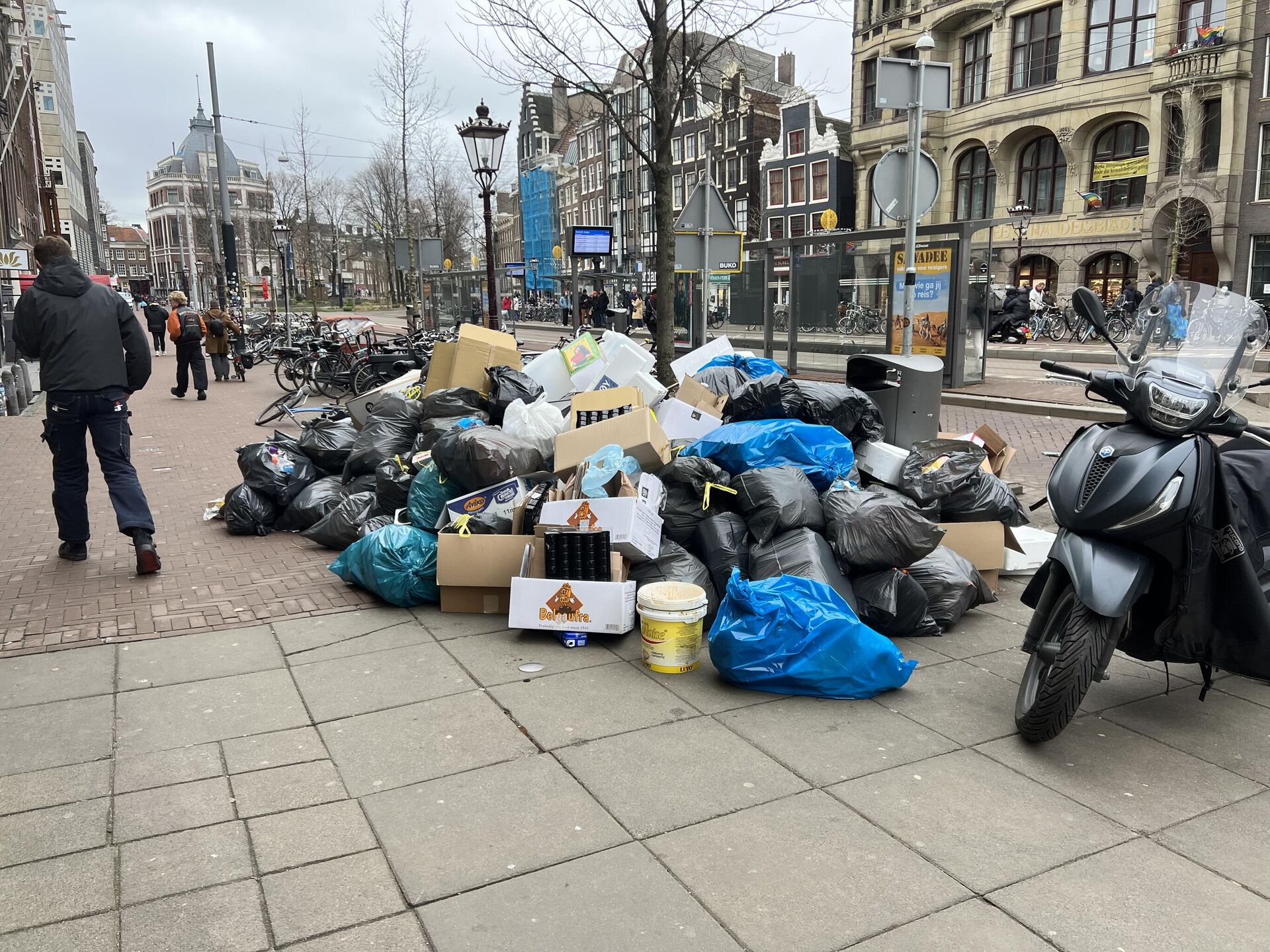 Hollanda'nın başkenti Amsterdam'da temizlik işçilerinin toplu iş sözleşmesindeki zam oranının iyileştirilmesi talebiyle başlattığı 1 haftalık grev nedeniyle sokaklarda çöp yığınları oluştu - Sputnik Türkiye, 1920, 21.02.2023