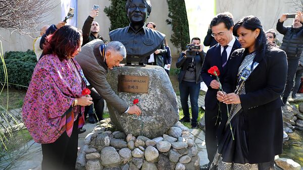 2011 Van depreminde arama kurtarma çalışması yaparken yaşamını yitiren Japon yardım gönüllüsü Dr. Atsushi Miyazaki'nin adını taşıyan parkta, Miyazaki ve kahraman köpek Proteo için anma töreni düzenlendi - Sputnik Türkiye