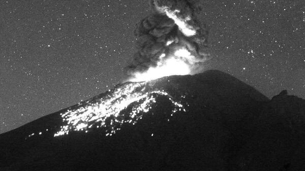 Meksika'daki Popocatepetl Yanardağı'nda son 24 saatte 7 patlama meydana gelmesi ile bu yıl yaşanan patlama sayısı 136'ya ulaştı. - Sputnik Türkiye
