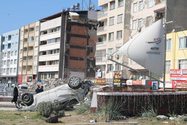 Yıkılmış veya ağır hasarlı binalar kaldırılmayı beklerken hayat ise olabildiğince devam ediyor. - Sputnik Türkiye