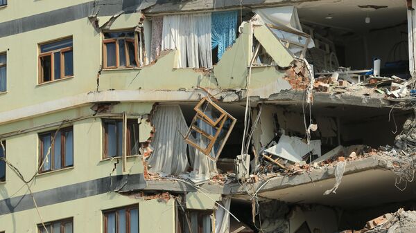 Diyarbakır'da ağır hasarlı Galeria İş Merkezi ve üstündeki sitenin yıkımına başlandı - Sputnik Türkiye